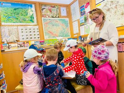 Mateřská škola & TIC * Třída Motýlků na návštěvě infocentra a knihovny