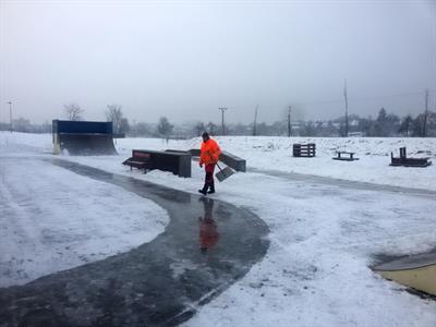 Služby města * Příprava ledové plochy na skateparku