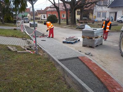 Služby města * Rekonstrukce chodníku na ul. Bezručova - pokládka zámkové dlažby