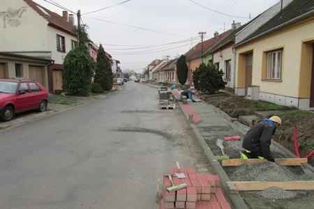 V ulici Zelnice pokračují práce na chodníku