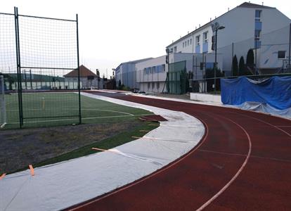 Gymnázium & ZŠ * Oprava běžecké dráhy na školním stadionu