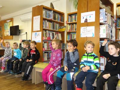 Městská knihovna * Děti ze třídy Kuřátka si četly v knihovně
