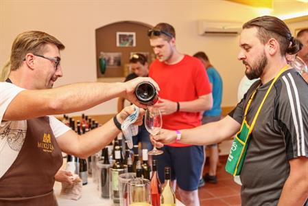 Víno z Velkých Pavlovic * VÍNO V ORANŽOVÉM 2020 přilákalo i mladé