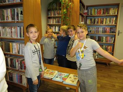 Městská knihovna * Žáci 3. tříd navštívili knihovnu; Beseda s knihou Kočkopes Kvído