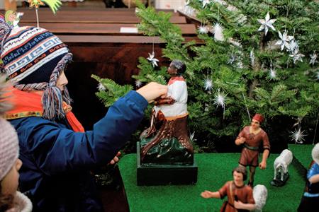 Čas adventu & Vánoc * Malí skauti a farníci rozdávali v kostele Betlémské světlo