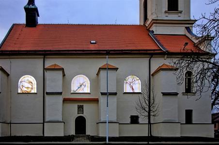 Architektura * Velkopavlovický kostel bude mít další vitráže