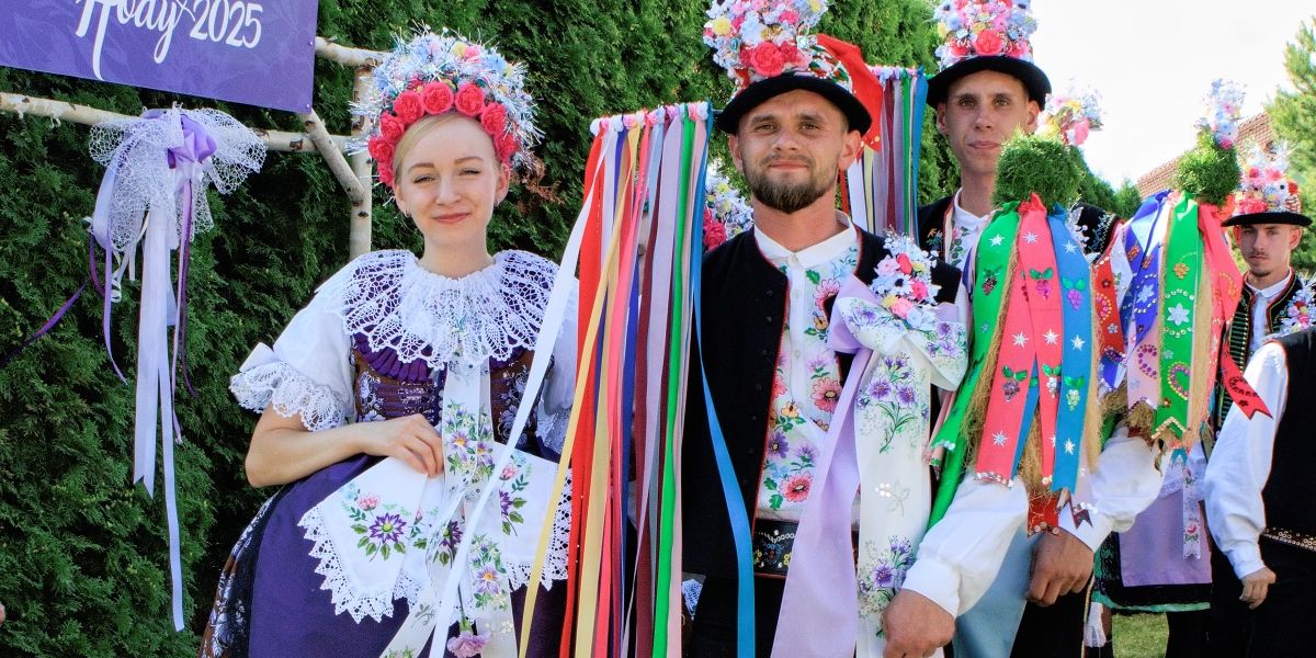První den hodů vychází průvod od první stárky, letos Kláry Zborovské