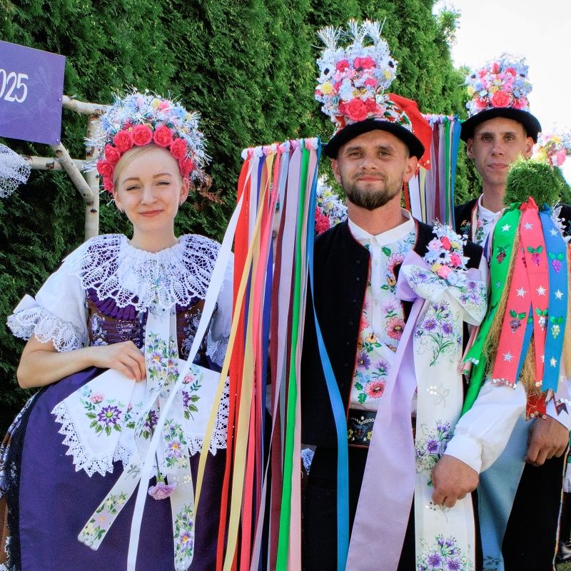 První den hodů vychází průvod od první stárky, letos Kláry Zborovské