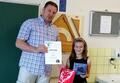 Anetka Pleskačová přebírá cenu za sběr starého papíru