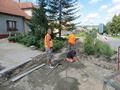 Stavba bezbariérového chodníku na ulici Dlouhá (Foto © 2014 Věra Procingerová)