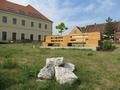 Nová lavička v environmentální zahradě Ekocentra Trkmanka (Foto © 2014 Karolína Bártová)