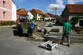 Budování parkoviště na ulici Trávníky (Foto © 2013 Ing. Zdeněk Karber)