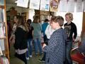Žáci ZŠ na výstavě fotografií (Foto © 2011 Karolína Bártová)