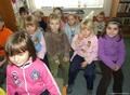 Děti z MŠ poslouchají pohádky z gramofonu (Foto © 2010 Karolína Bártová)
