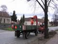 Pracovníci služeb města V. Pavlovice při drcení ořezaných větví