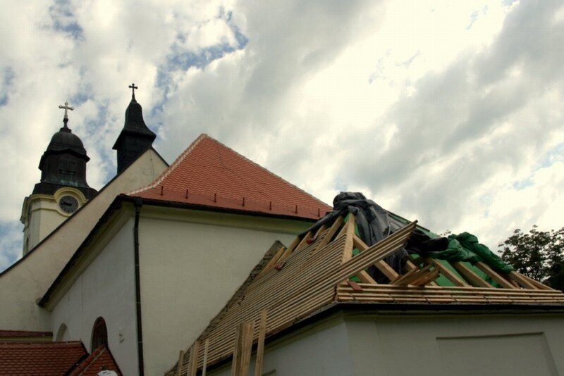 Práce na opravě střechy kostela 