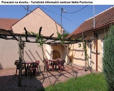 Naše působiště, vybavení a příjemné posezení na dvorku