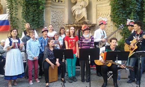 Oslavy svátku sv. Václava ve Vídni se scholou Boží děcka a krojovanou mládeží