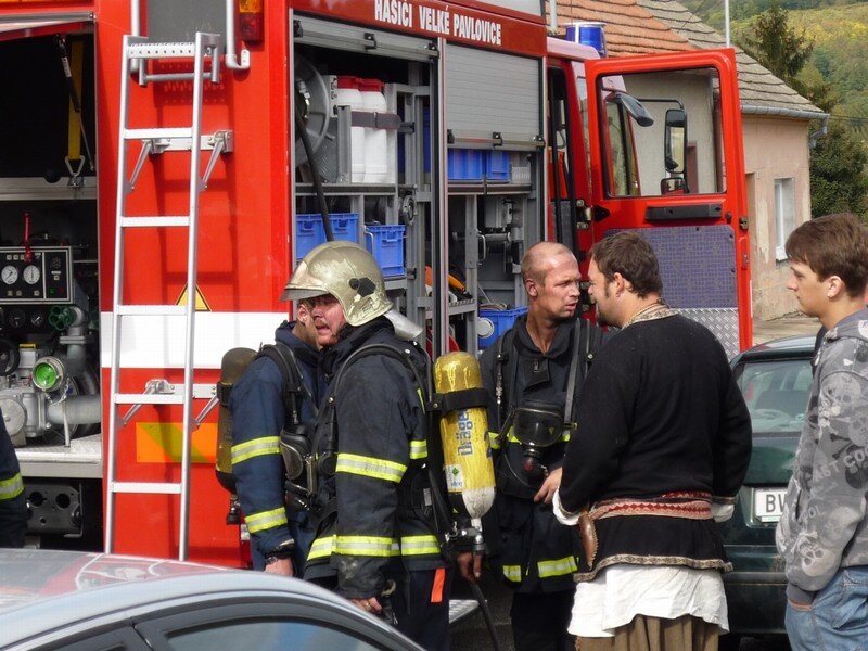 Zásah hasičů při požáru ve Velkých Pavlovicích