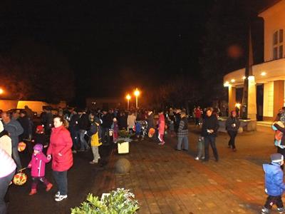 Oslava 17. listopadu - Lampionový průvod a ohňová show s místním Sborem dobrovolných hasičů