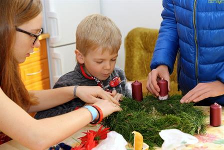 Farnost * Děti si na faře vyrobily adventní věnce