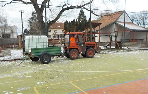 Služby města * Příprava kluziště za kostelem