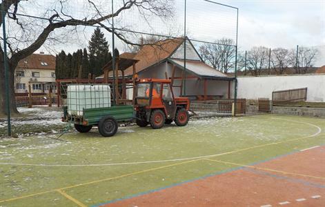 Služby města * Příprava kluziště za kostelem