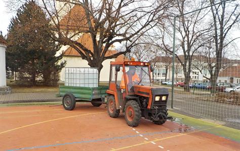 Služby města * Příprava kluziště za kostelem