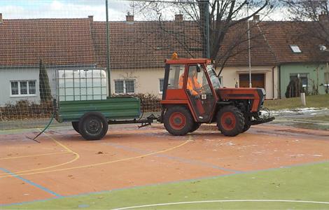 Služby města * Příprava kluziště za kostelem