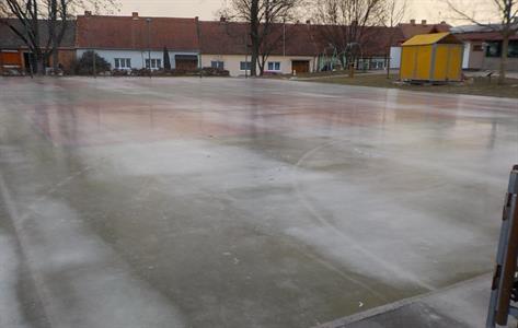 Ledové plochy za kostelem a na skateparku