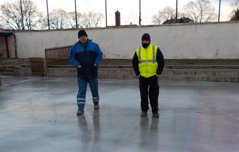 Ledové plochy za kostelem a na skateparku