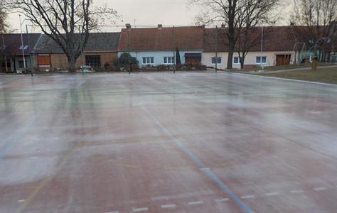 Ledové plochy za kostelem a na skateparku