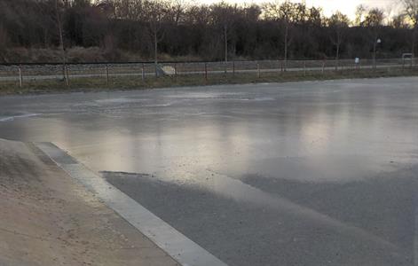 Ledové plochy za kostelem a na skateparku