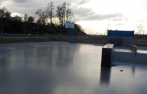 Ledové plochy za kostelem a na skateparku