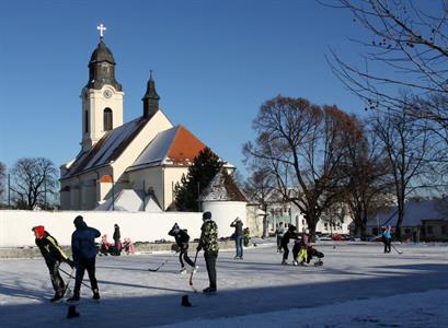 Kluziště v obležení dětí