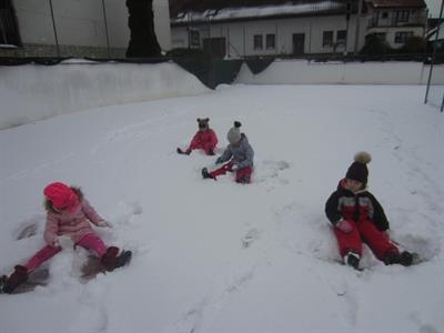 Prvňáčci si užívali sníh