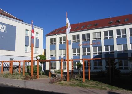 Komplex školních budov - základní škola, gymnázium a sportoviště