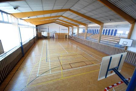 Komplex školních budov - základní škola, gymnázium a sportoviště