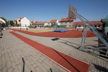 Komplex školních budov - základní škola, gymnázium a sportoviště