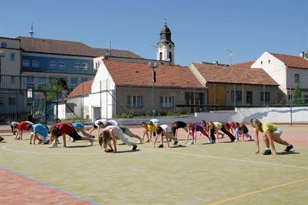 Komplex školních budov - základní škola, gymnázium a sportoviště