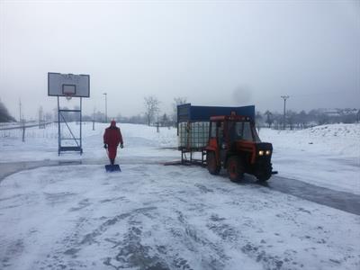 Služby města * Příprava ledové plochy na skateparku