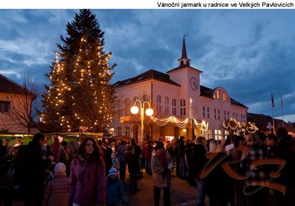 Náměstí 9. května s radnicí města a pomníkem padlých 