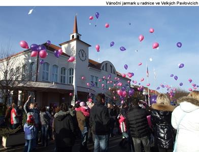 Náměstí 9. května s radnicí města a pomníkem padlých 