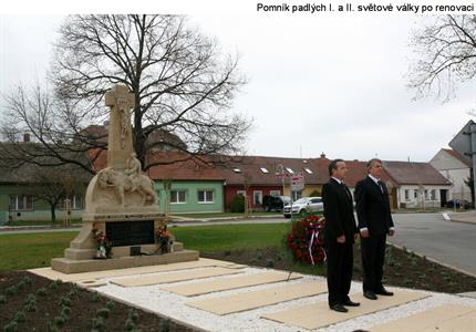 Náměstí 9. května s radnicí města a pomníkem padlých 