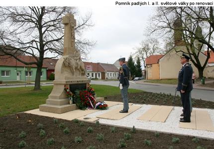 Náměstí 9. května s radnicí města a pomníkem padlých 