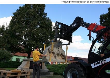 Náměstí 9. května s radnicí města a pomníkem padlých 