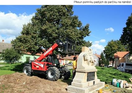 Náměstí 9. května s radnicí města a pomníkem padlých 