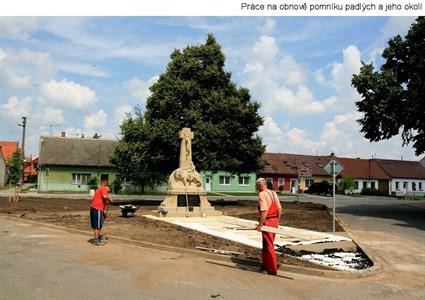 Náměstí 9. května s radnicí města a pomníkem padlých 