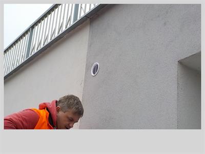 Služby města * Větrací otvory ve skladu hraček