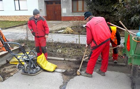 Služby města * Oprava výtluků na ulici Dlouhá